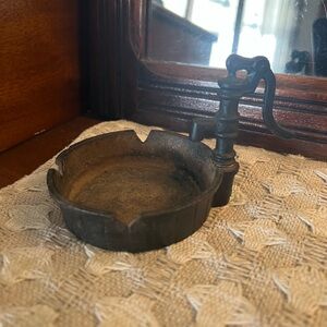 NO BRAND *Vintage* Antique Cast Iron Ashtray with Rustic Water Pump Handle GUC